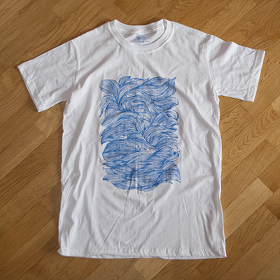 <p class=makeinvisible> White t-shirt, 100% cotton, with a silkscreen print hand-pulled with light blue water-based ink.
Produced in a second limited edition of 65 t-shirts, individually numbered.
Original illustration by Seriousgrafia.
Hand-printed in Italy.
</p> Buy<a href=http://www.reputeka.com/en/s-ink--t-shirt-artigianale_seriousgrafia target=blank>online</a> or in <a href=contact.html#negozi target=blank>conventioned stores</a>.